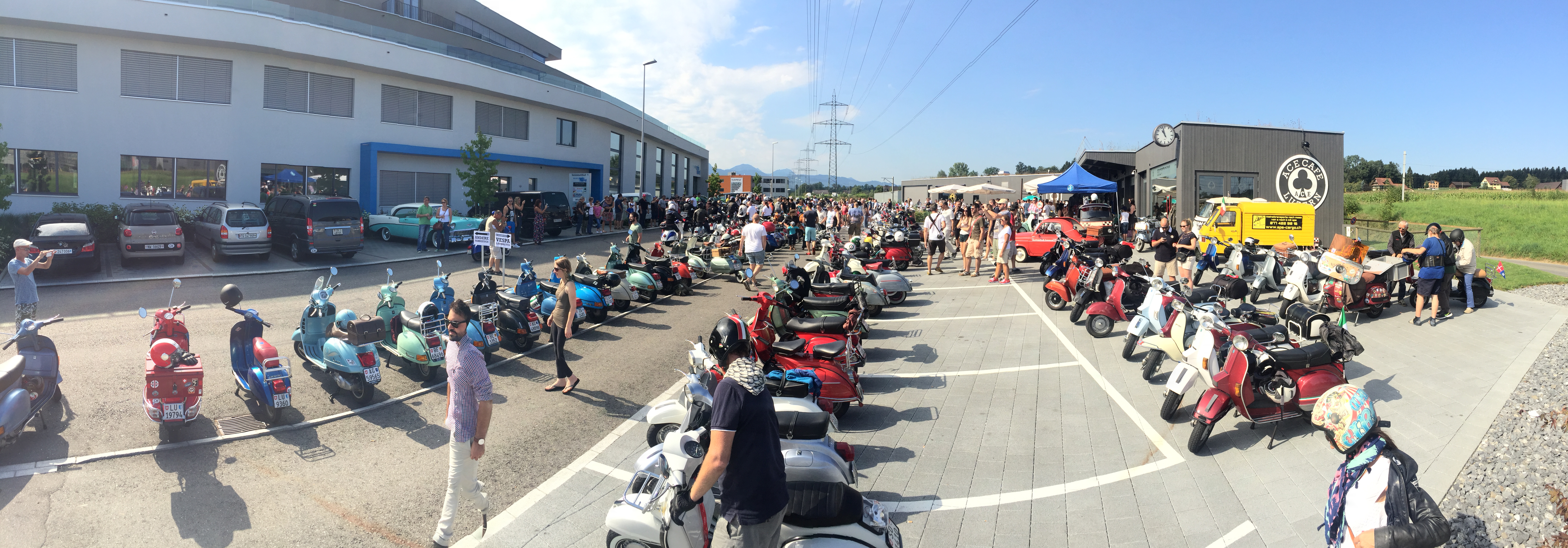 Ace Cafe Vespa & Lambretta Meet 28. 8. 2016 Panorama