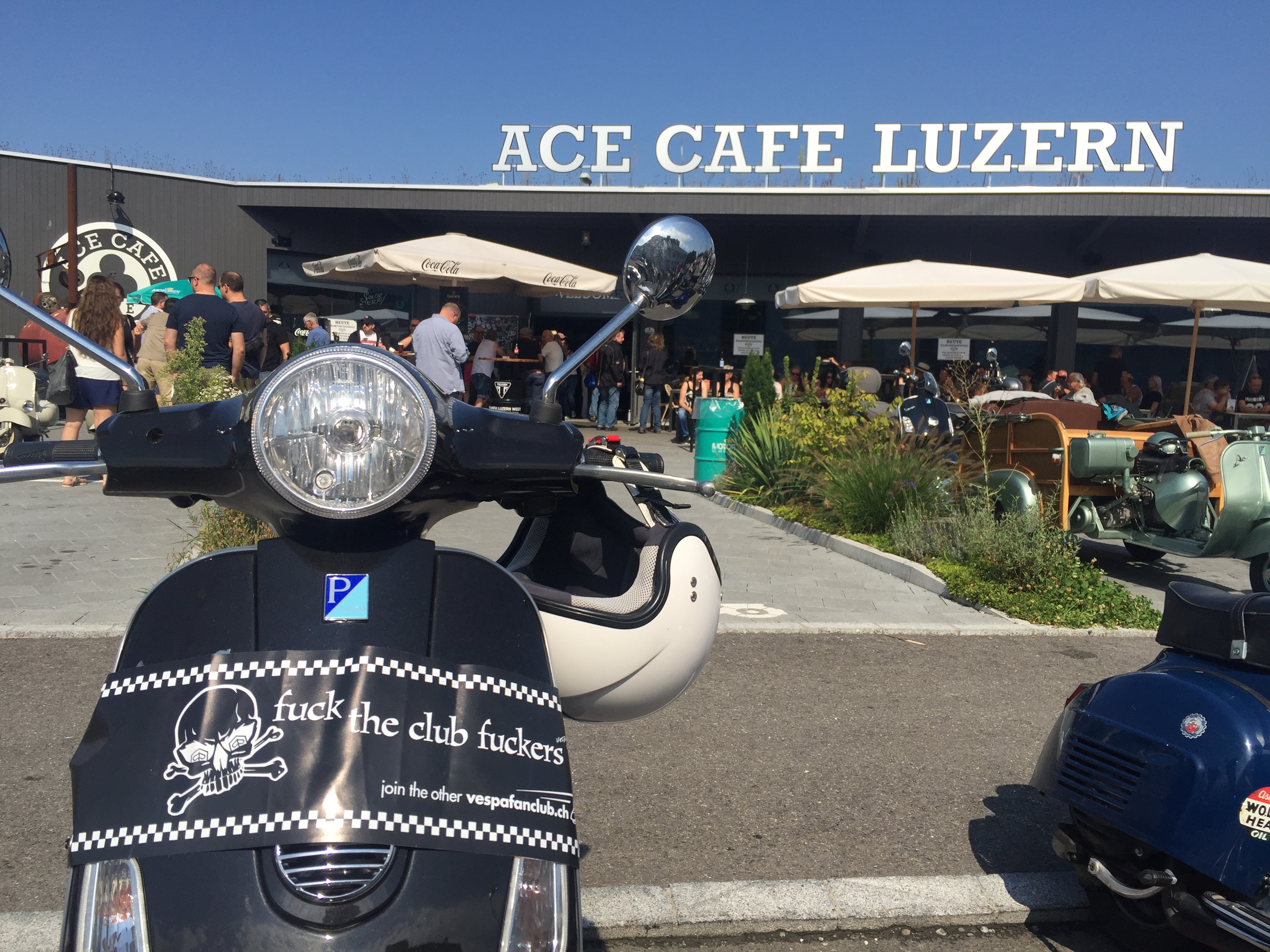 Ace Cafe Vespa & Lambretta Meet 28. 8. 2016 Vespa mit VFC Banner